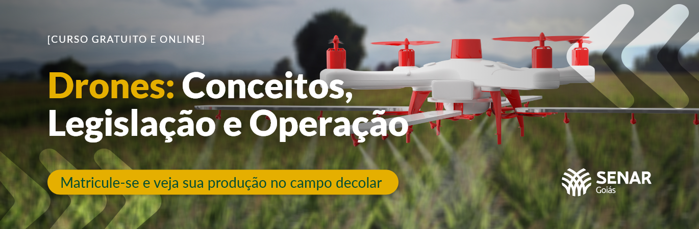 um drone sobrevoando uma plantação e nome do curso de drones em destaque